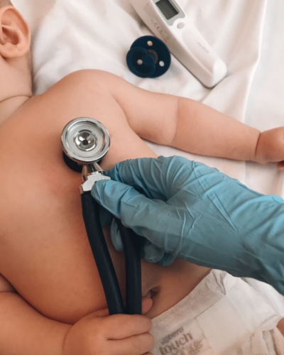 K�p - Gyermekgy�gy�szat az IV�N Medicalban – Dr. Harmath Vera csecsem�- �s gyermekgy�gy�sz f�orvos vezet�s�vel